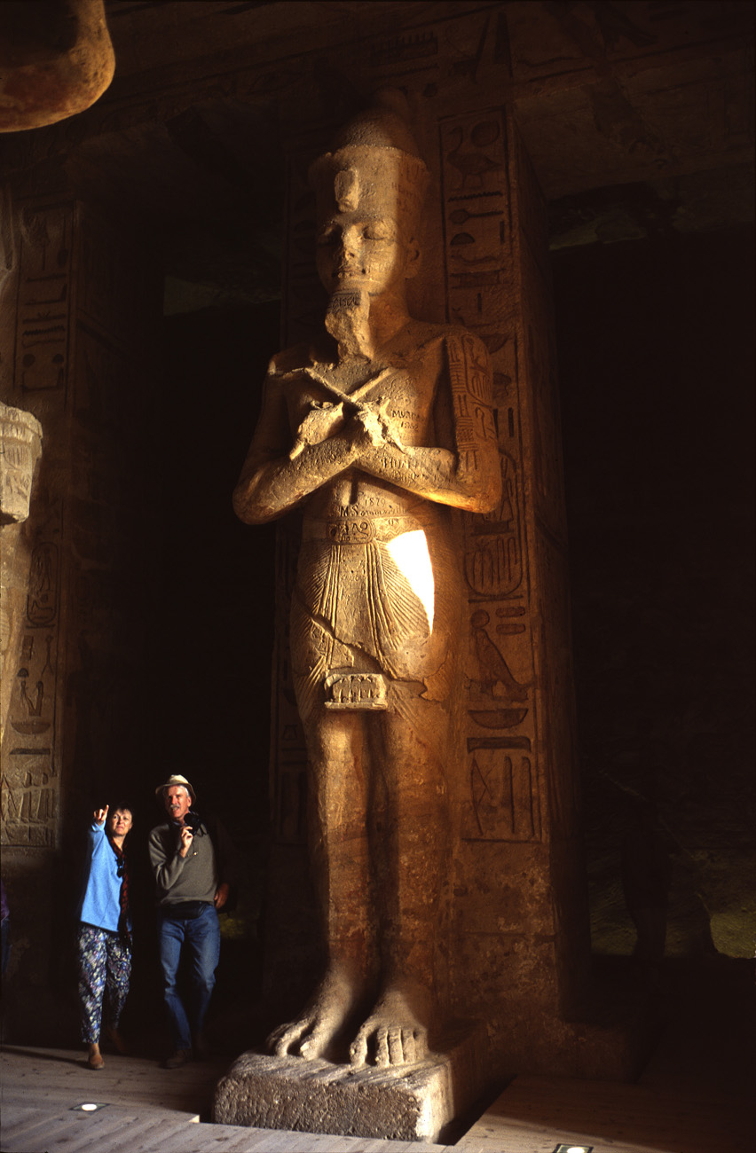 egyp08_40 abu simbel interieur ramses.jpg - Abu Simbel  temple de Ramses II Provia 100 F